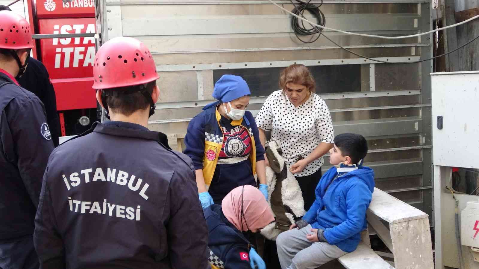 Pendik’te arkadaşları ile birlikte inşaat alanına giren 10 yaşındaki çocuk, girdiği inşaatta bulunan 5 metre derinliğindeki çukura düştü. Çukurda ...