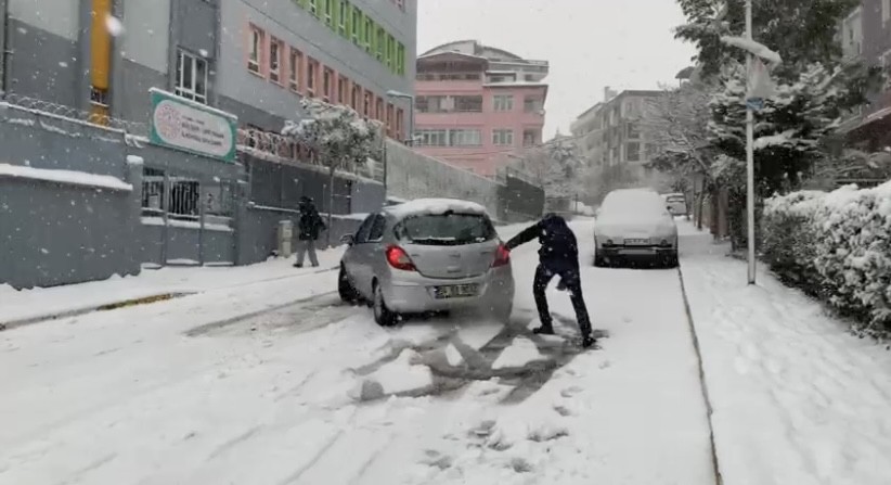 İstanbul’da etkisini artıran kar yağışı nedeniyle vatandaşlar zor anlar yaşadı. Sabah işlerine gitmek için dışarı çıkanlar ana cadde ve ara ...