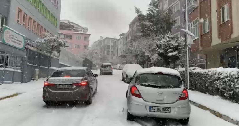 İstanbul’da etkisini artıran kar yağışı nedeniyle vatandaşlar zor anlar yaşadı. Sabah işlerine gitmek için dışarı çıkanlar ana cadde ve ara ...