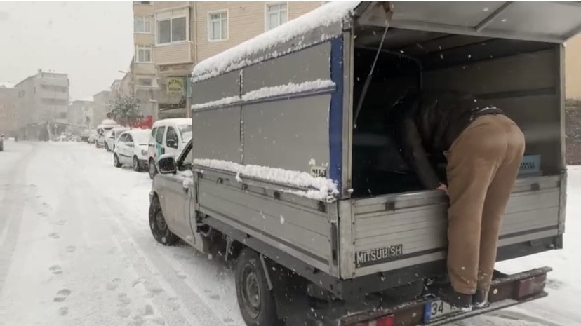 İstanbul’da etkisini artıran kar yağışı nedeniyle vatandaşlar zor anlar yaşadı. Sabah işlerine gitmek için dışarı çıkanlar ana cadde ve ara ...