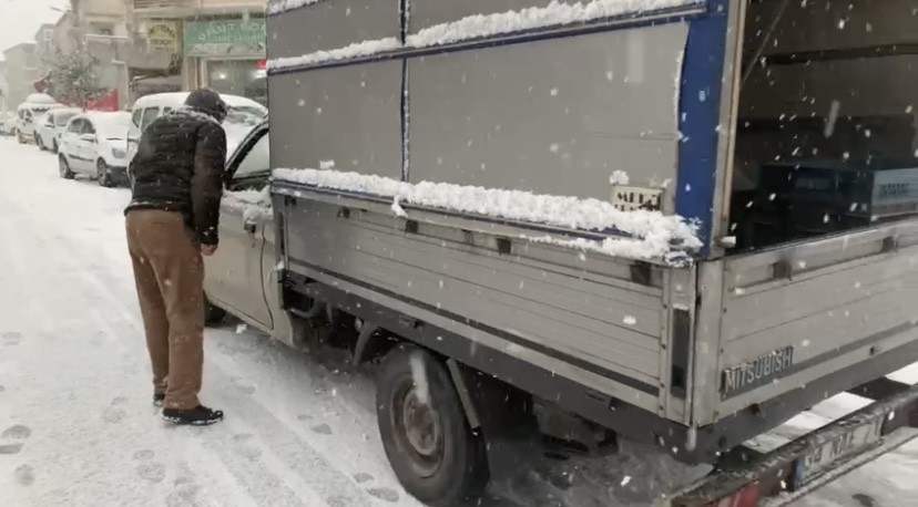 İstanbul’da etkisini artıran kar yağışı nedeniyle vatandaşlar zor anlar yaşadı. Sabah işlerine gitmek için dışarı çıkanlar ana cadde ve ara ...