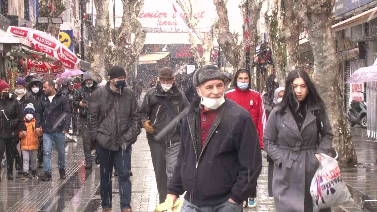 Kar yağışı, İstanbul’da etkili olmaya devam ediyor. Anadolu Yakasının çeşitli ilçelerinde etkili olan kar yağışı, Pendik’te de etkisini arttırdı ...