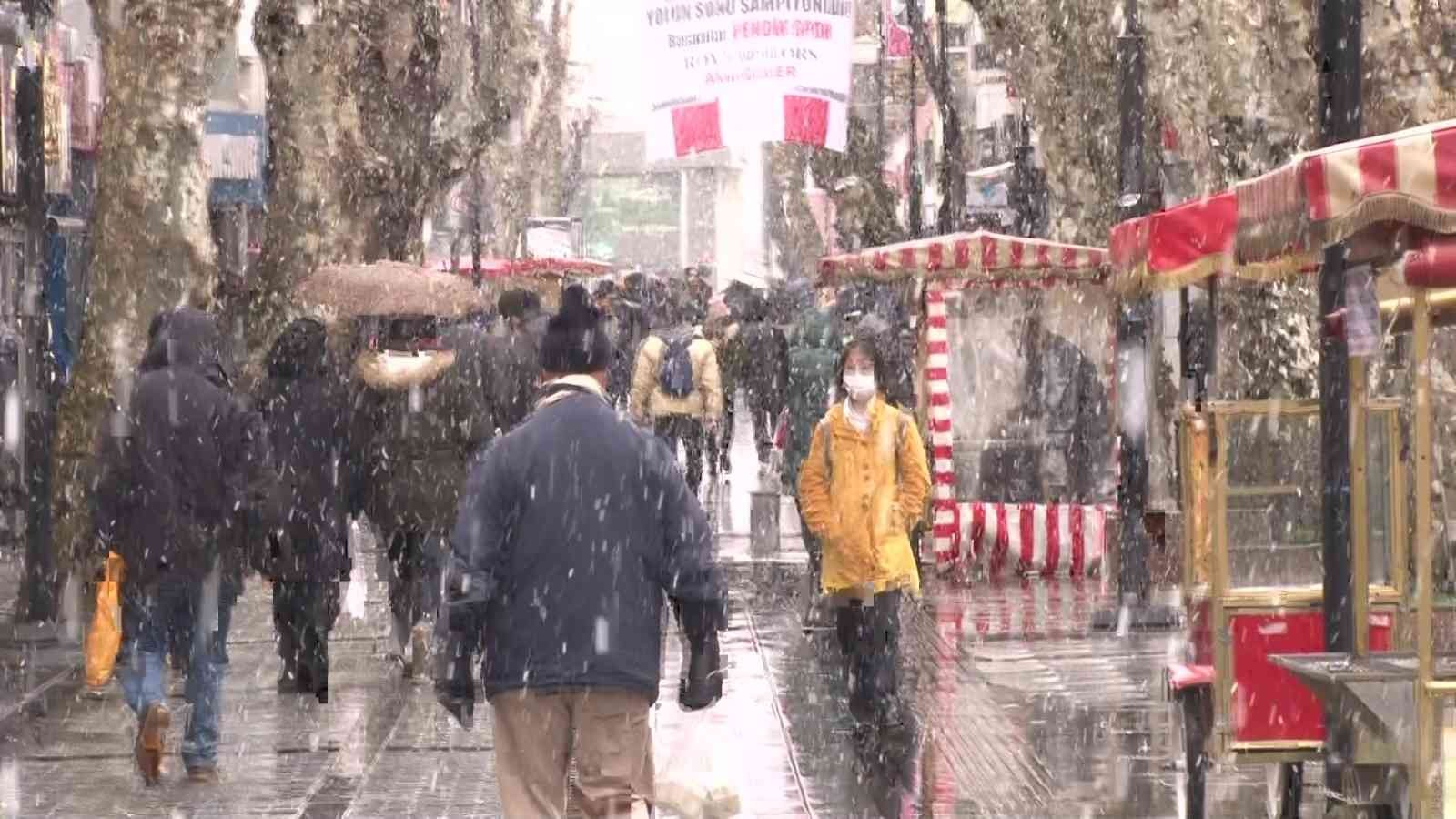 Kar yağışı, İstanbul’da etkili olmaya devam ediyor. Anadolu Yakasının çeşitli ilçelerinde etkili olan kar yağışı, Pendik’te de etkisini arttırdı ...