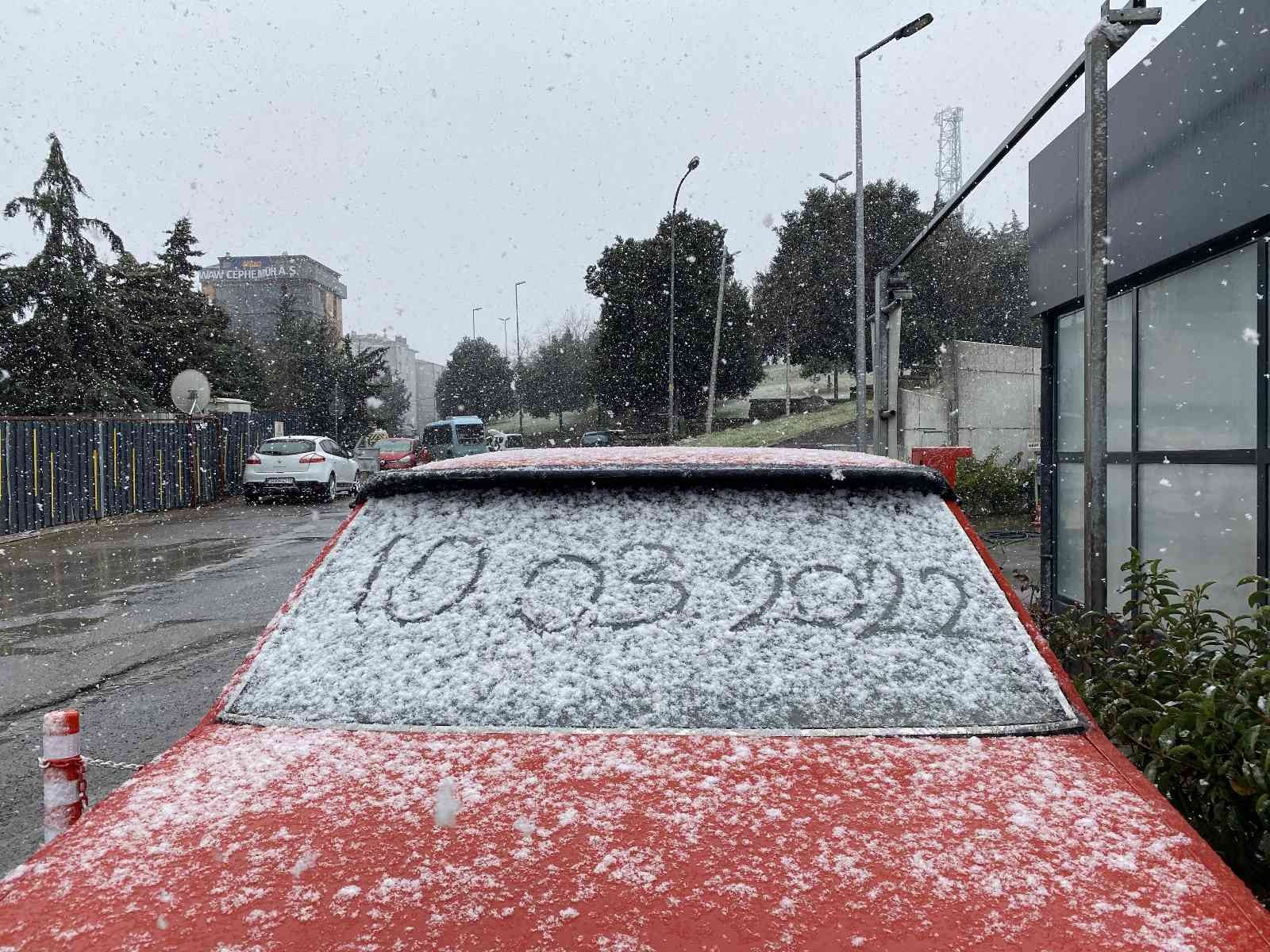 Kar yağışı, İstanbul’da etkili olmaya devam ediyor. Anadolu Yakasının çeşitli ilçelerinde etkili olan kar yağışı, Pendik’te de etkisini arttırdı ...