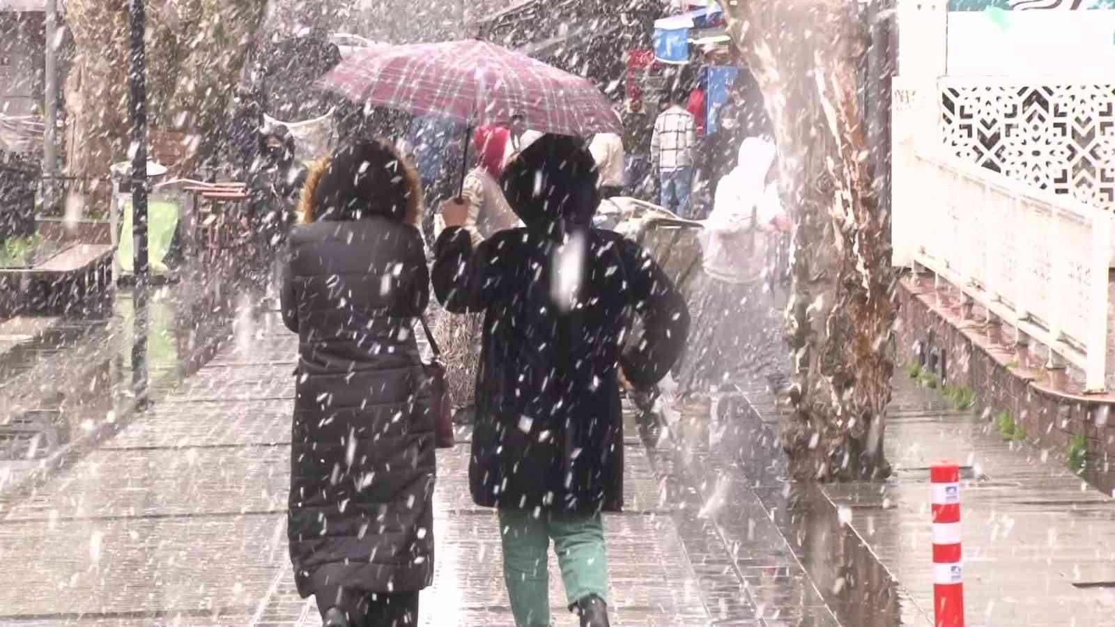 Kar yağışı, İstanbul’da etkili olmaya devam ediyor. Anadolu Yakasının çeşitli ilçelerinde etkili olan kar yağışı, Pendik’te de etkisini arttırdı ...