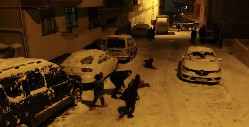 Pendik’te etkili olan yoğun kar kar yağışının ardından çocuklar, sokakları kayak pistine çevirerek tepsilerle kaydı. Renkli görüntülerin ...