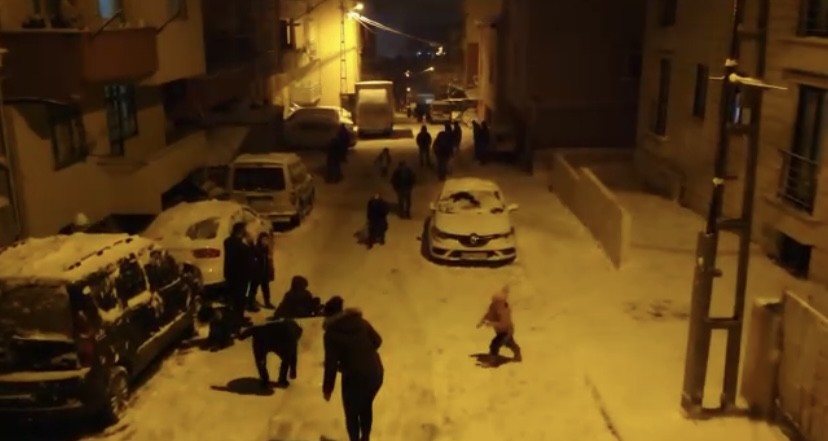 Pendik’te etkili olan yoğun kar kar yağışının ardından çocuklar, sokakları kayak pistine çevirerek tepsilerle kaydı. Renkli görüntülerin ...