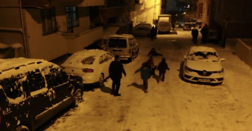 Pendik’te etkili olan yoğun kar kar yağışının ardından çocuklar, sokakları kayak pistine çevirerek tepsilerle kaydı. Renkli görüntülerin ...