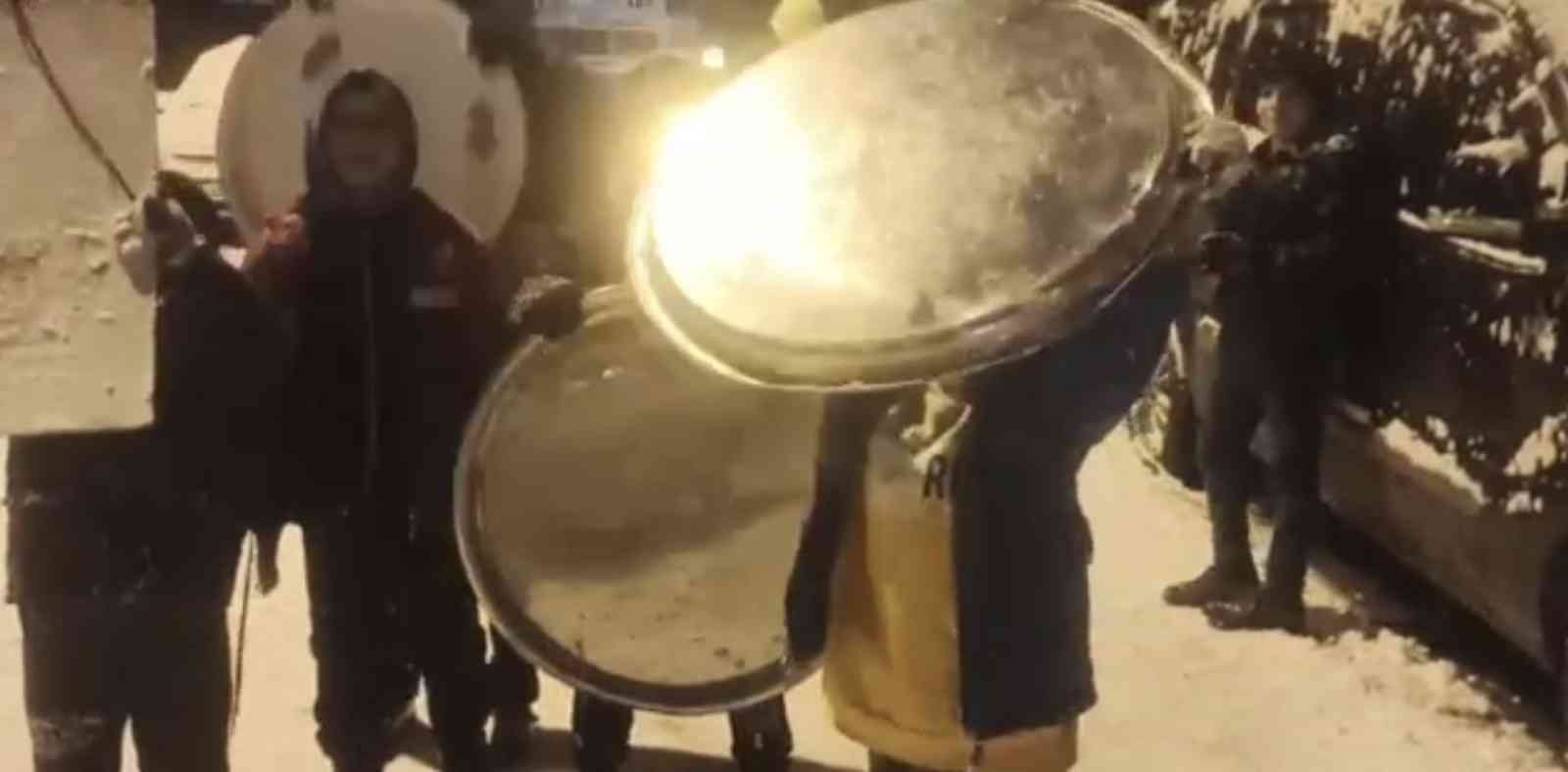 Pendik’te etkili olan yoğun kar kar yağışının ardından çocuklar, sokakları kayak pistine çevirerek tepsilerle kaydı. Renkli görüntülerin ...