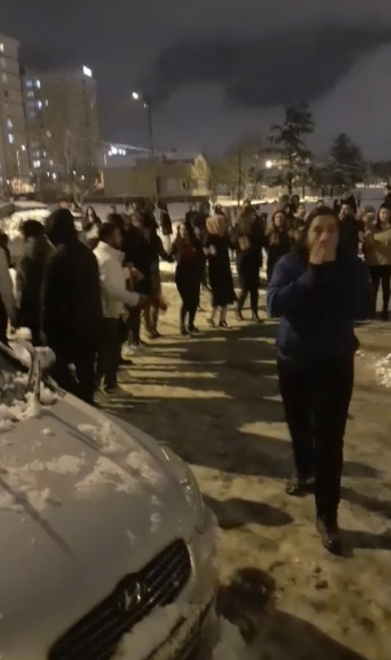 Pendik’te vatandaşlar, kar yağışının altında halay çekip oynadı. Karın keyfini doyasıya çıkaran vatandaşların renkli anları cep telefonu ...