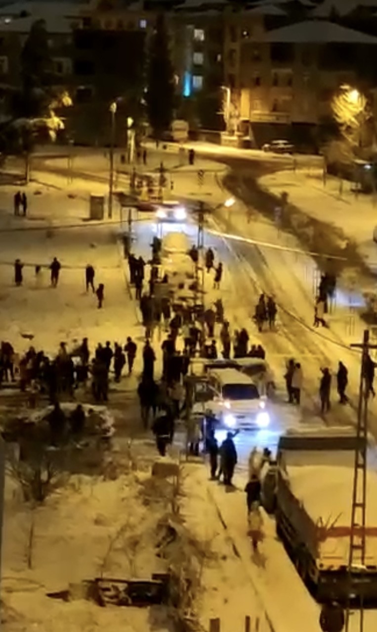 Pendik’te vatandaşlar, kar yağışının altında halay çekip oynadı. Karın keyfini doyasıya çıkaran vatandaşların renkli anları cep telefonu ...