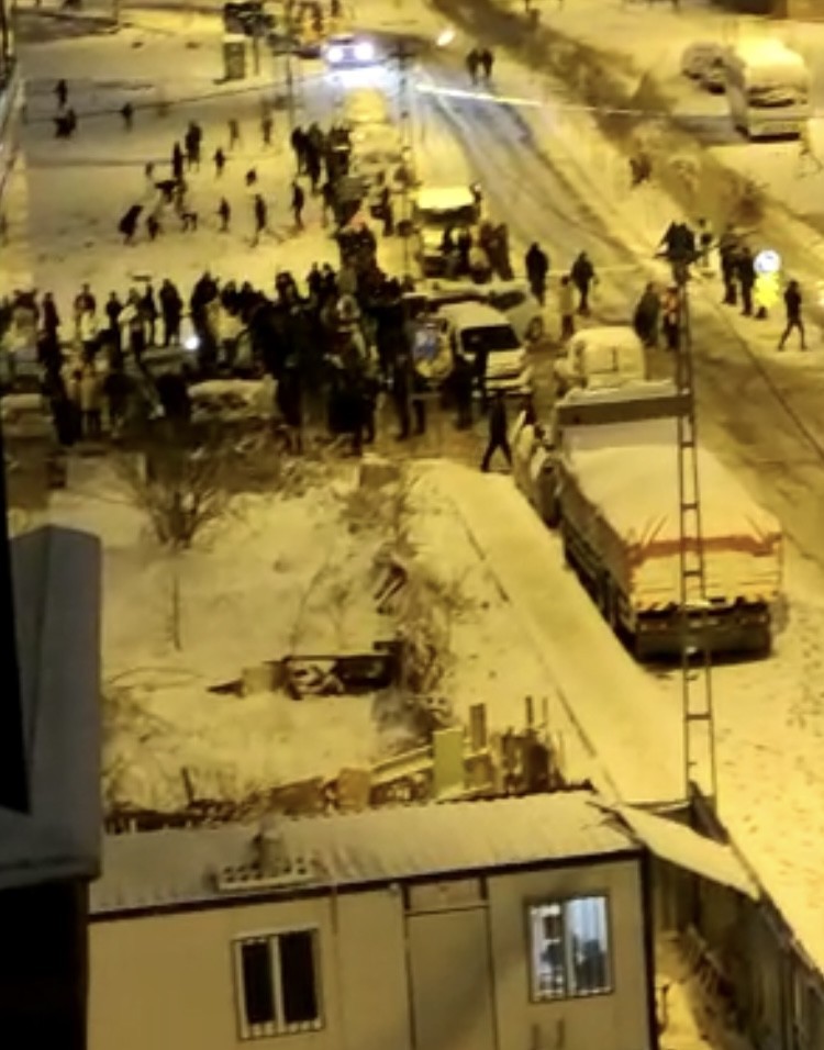 Pendik’te vatandaşlar, kar yağışının altında halay çekip oynadı. Karın keyfini doyasıya çıkaran vatandaşların renkli anları cep telefonu ...