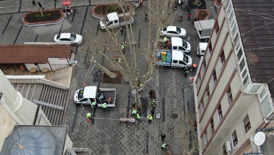 Pendik Belediyesi ekipleri, yarım asırlık çınar ağaçlarının bakımlarına bu yıl yeniden başladı. Belediye ekipleri, yaklaşık 242 ağacın çürük ...