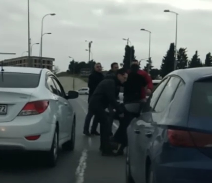 Pendik’te iki sürücü arasında çıkan kavgada yumruklar ve tekmeler havada uçuştu. O anlar hem cep telefonu hem de araç içi kamerasına yansıdı ...