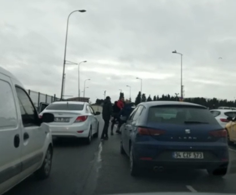 Pendik’te iki sürücü arasında çıkan kavgada yumruklar ve tekmeler havada uçuştu. O anlar hem cep telefonu hem de araç içi kamerasına yansıdı ...