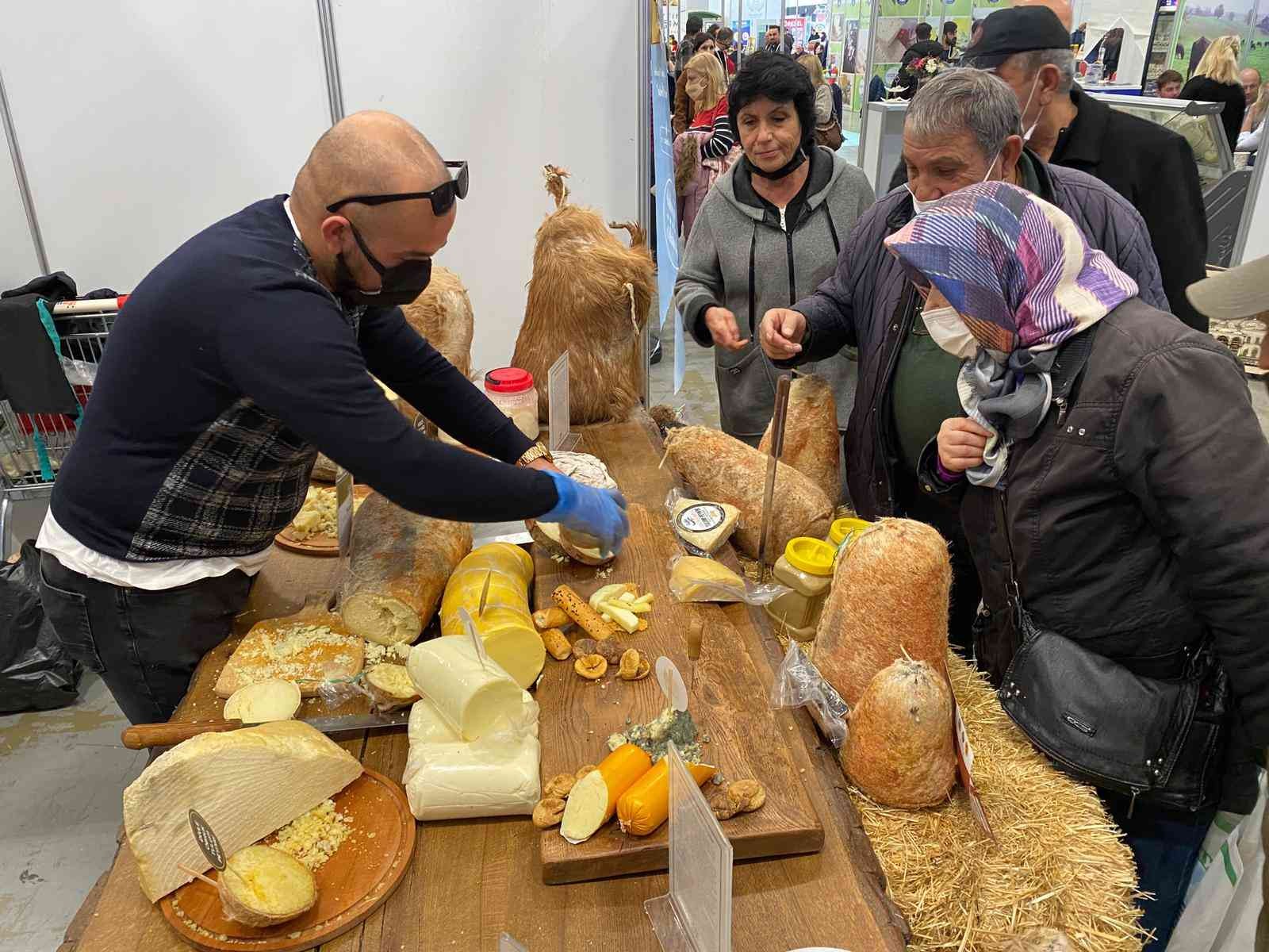 Türkiye’nin dört bir yanından onlarca peynir çeşidi ile uluslararası ödüllü zeytin ve zeytinyağlarının yer aldığı 2. İstanbul Peynir Fuarı ve 1 ...