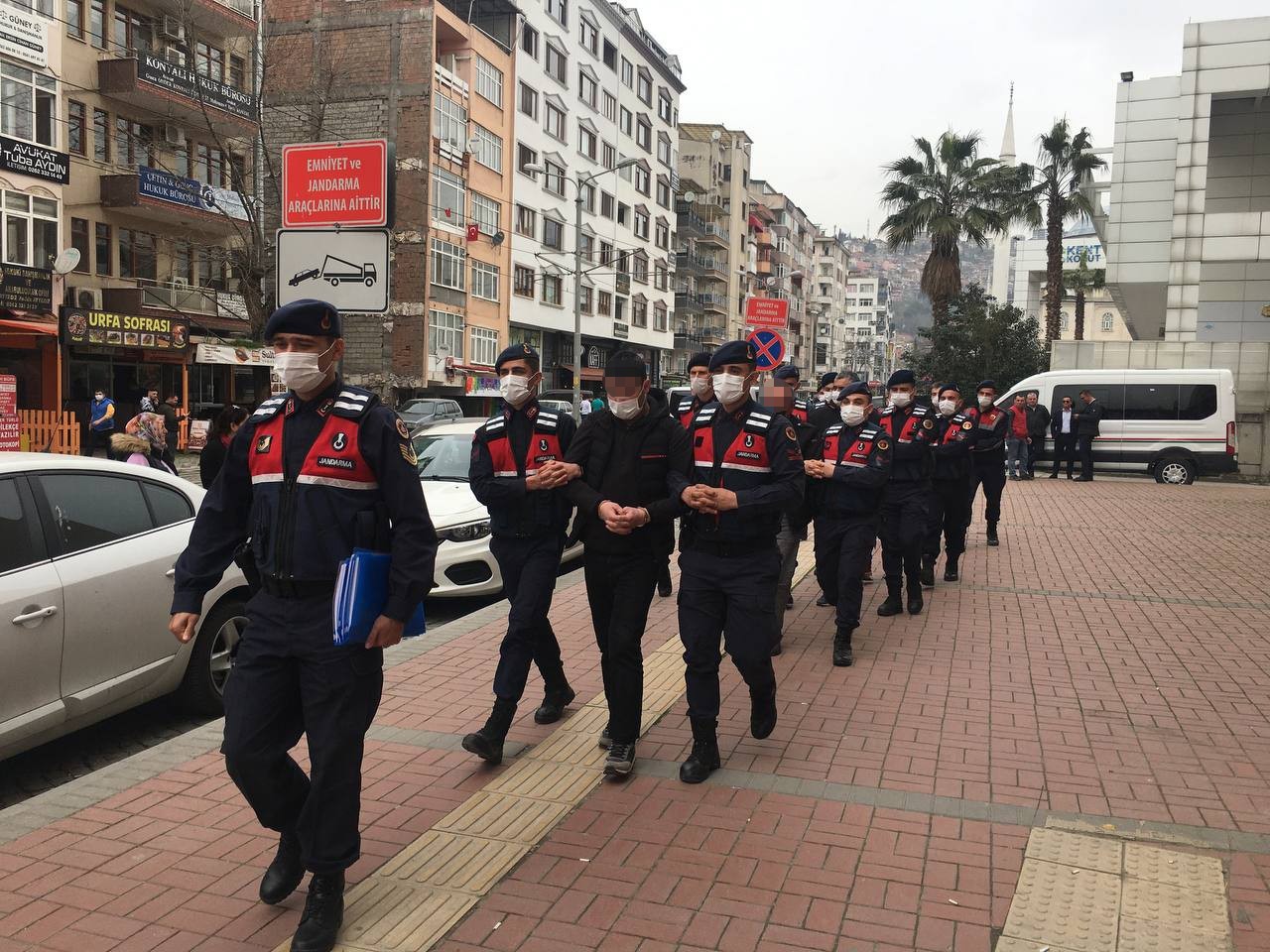 Kocaeli ve İstanbul illerinde PKK terör örgütüne finansman sağladığı iddia edilen 5 şüpheli yakalandı. Şüpheliler Kocaeli Adliyesi’ne sevk edildi ...