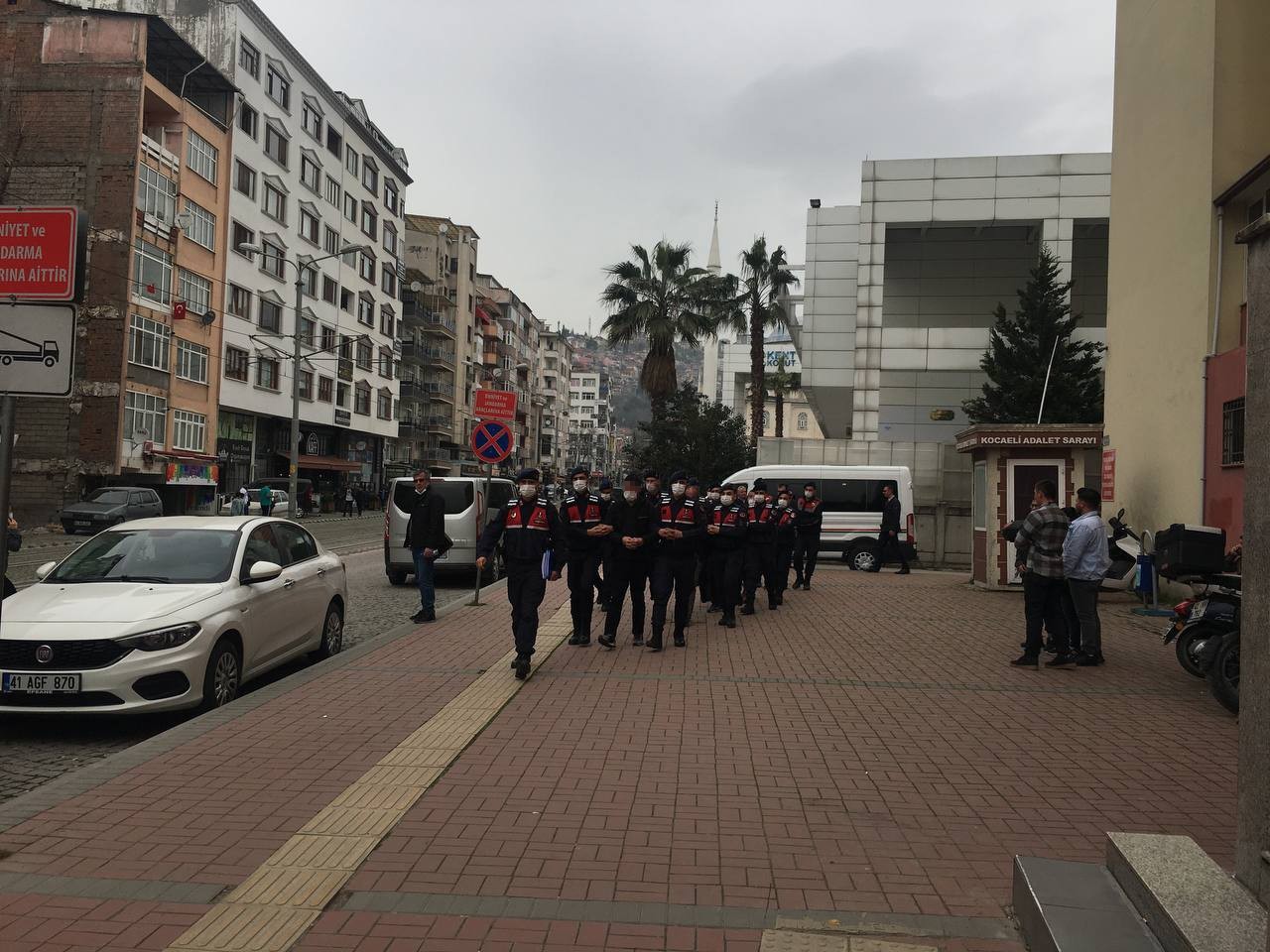 Kocaeli ve İstanbul illerinde PKK terör örgütüne finansman sağladığı iddia edilen 5 şüpheli yakalandı. Şüpheliler Kocaeli Adliyesi’ne sevk edildi ...