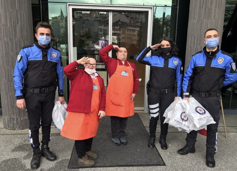 Toplum Destekli Polislik Şube Müdürlüğü ekipleri, Down Sendromu Farkındalık Günü dolayısıyla Üsküdar ilçesinde bulunan ve down sendromlu ...