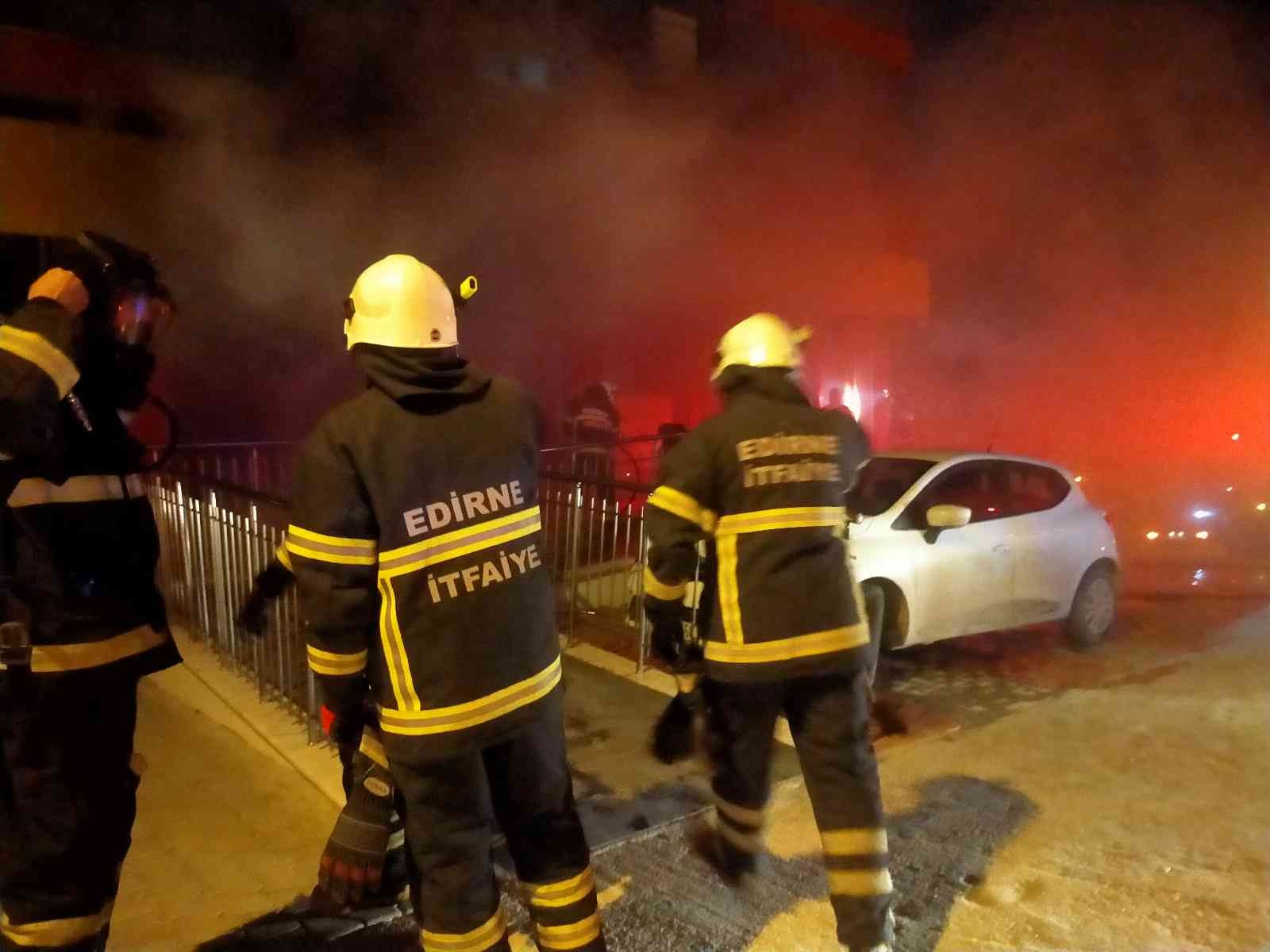 Edirne’de 6 katlı bir binanın alt katında bulunan marketin deposunda çıkan yangında her şey küle döndü. Dumanların sardığı binada bulunan ...