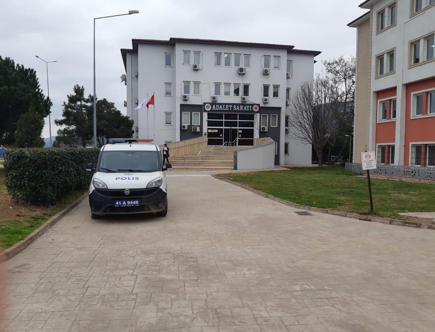 Kocaeli’de bir kadın polis memuru, Körfez Adliyesinde emanete bırakılan silahı boşaltmak isterken bacağından yaralandı. Olay, sabah saatlerinde ...