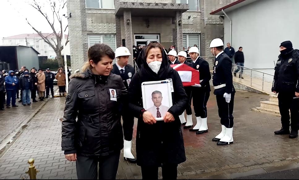 Tekirdağ Çorlu’da geçirdiği kalp krizi sonrası hayatını kaybeden polis memuru Mehmet Alıç (47), gözyaşları arasında son yolculuğuna uğurlandı ...