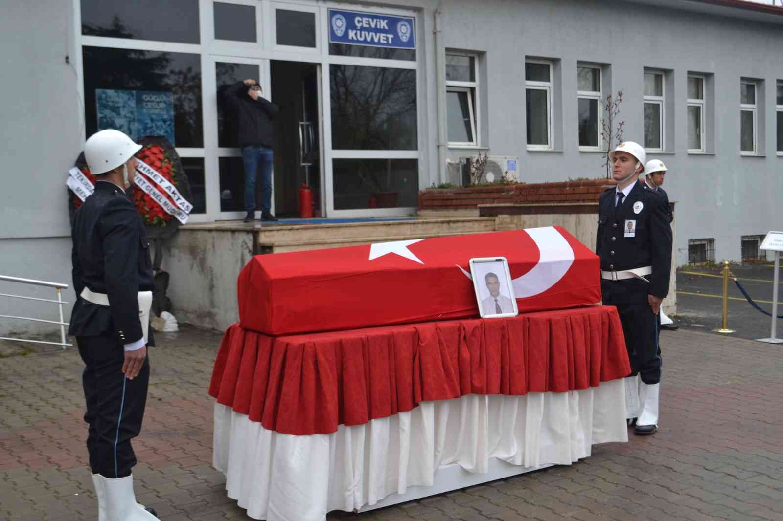 Tekirdağ Çorlu’da geçirdiği kalp krizi sonrası hayatını kaybeden polis memuru Mehmet Alıç (47), gözyaşları arasında son yolculuğuna uğurlandı ...