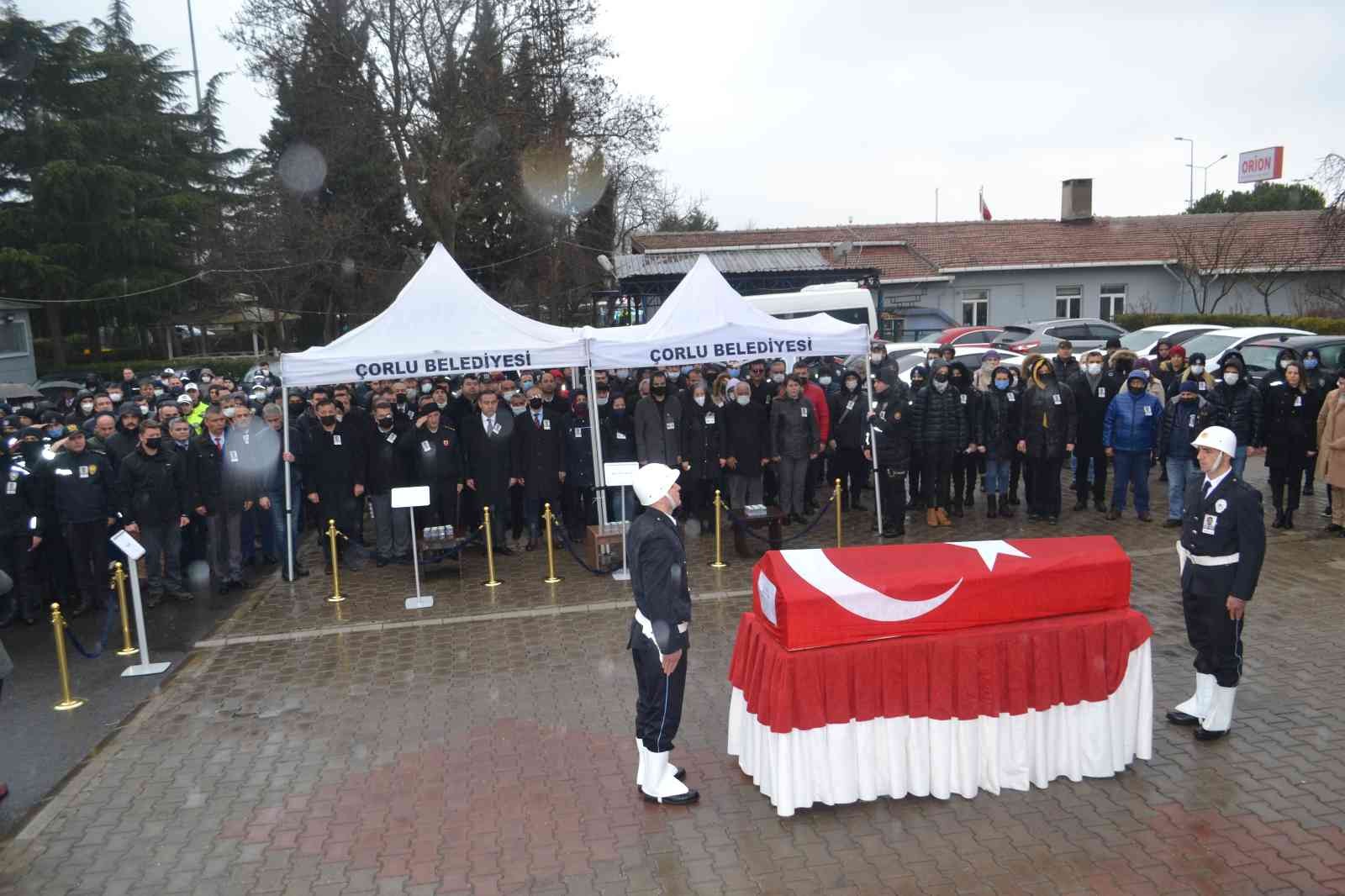 Tekirdağ Çorlu’da geçirdiği kalp krizi sonrası hayatını kaybeden polis memuru Mehmet Alıç (47), gözyaşları arasında son yolculuğuna uğurlandı ...