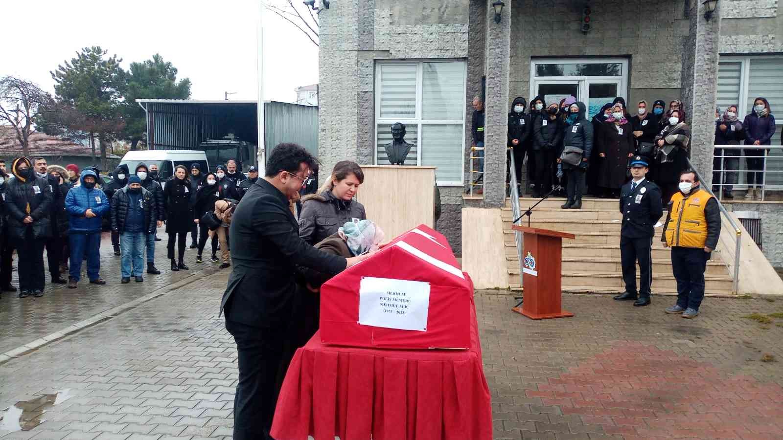 Tekirdağ Çorlu’da geçirdiği kalp krizi sonrası hayatını kaybeden polis memuru Mehmet Alıç (47), gözyaşları arasında son yolculuğuna uğurlandı ...