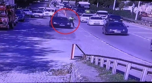 Kocaeli’de uygulama noktasından otomobiliyle kaçmaya çalışırken kendisini durdurmaya çalışan polisi memurunu 30 metre sürükleyerek yaralayan ...