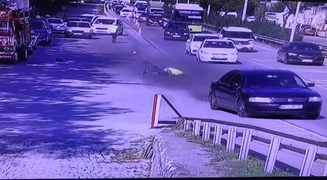 Kocaeli’de uygulama noktasından otomobiliyle kaçmaya çalışırken kendisini durdurmaya çalışan polisi memurunu 30 metre sürükleyerek yaralayan ...