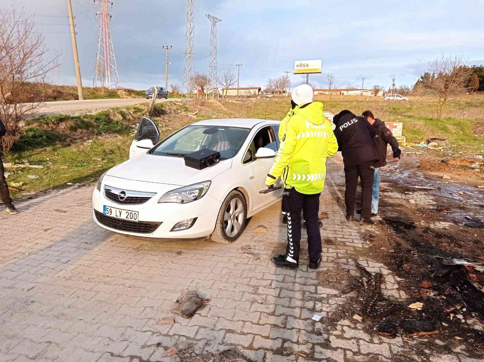 Tekirdağ’ın Malkara ilçesinde polisin ’dur’ ihtarına uymayan otomobil, kovalamaca sonunda hastane yolunda durduruldu. Araçta yapılan aramada ...