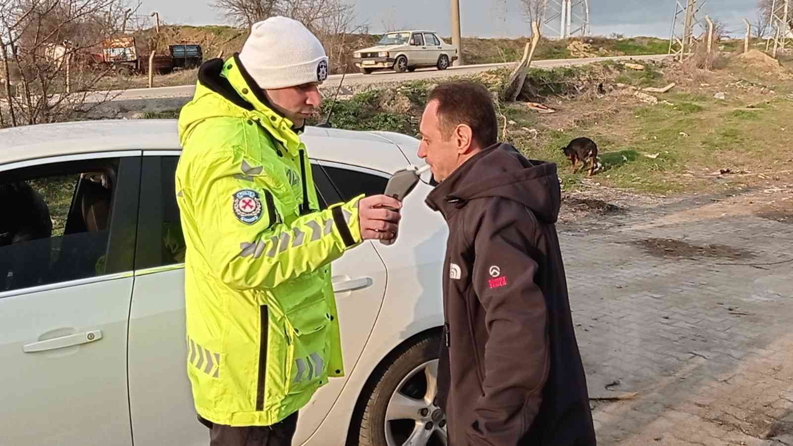 Tekirdağ’ın Malkara ilçesinde polisin ’dur’ ihtarına uymayan otomobil, kovalamaca sonunda hastane yolunda durduruldu. Araçta yapılan aramada ...