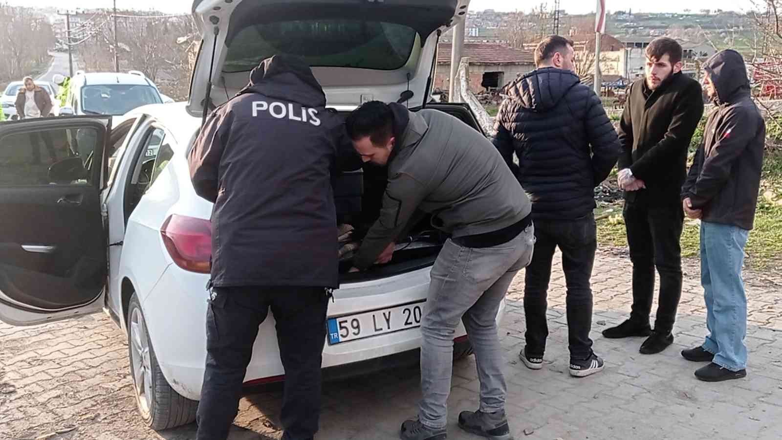 Tekirdağ’ın Malkara ilçesinde polisin ’dur’ ihtarına uymayan otomobil, kovalamaca sonunda hastane yolunda durduruldu. Araçta yapılan aramada ...