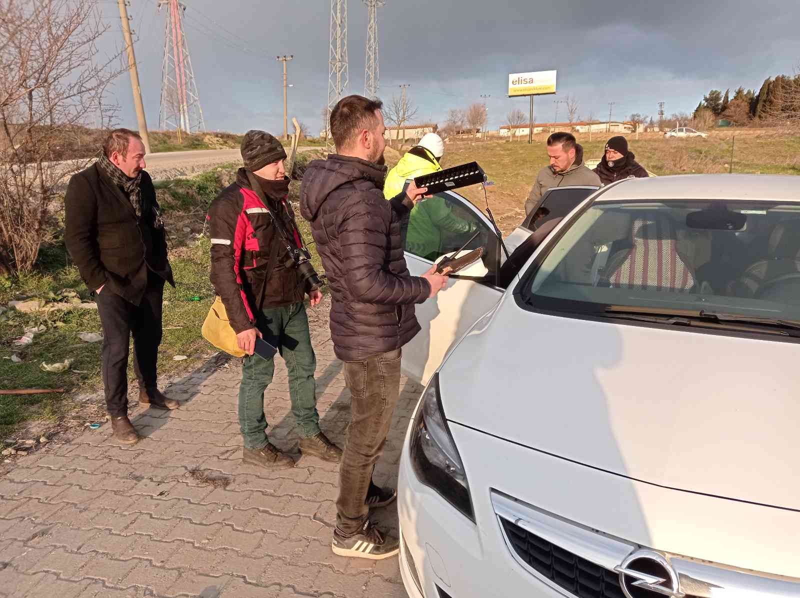 Tekirdağ’ın Malkara ilçesinde polisin ’dur’ ihtarına uymayan otomobil, kovalamaca sonunda hastane yolunda durduruldu. Araçta yapılan aramada ...