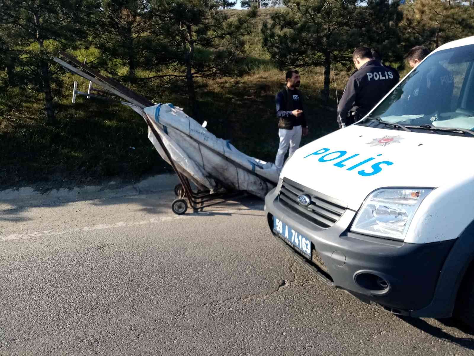 Tekirdağ Çorlu’da üniversite bahçesinden demirleri çalan hırsızlar polis tarafından suçüstü yakalandı. Olayla ilgili 2 şüpheli tutuklandı. Çorlu ...