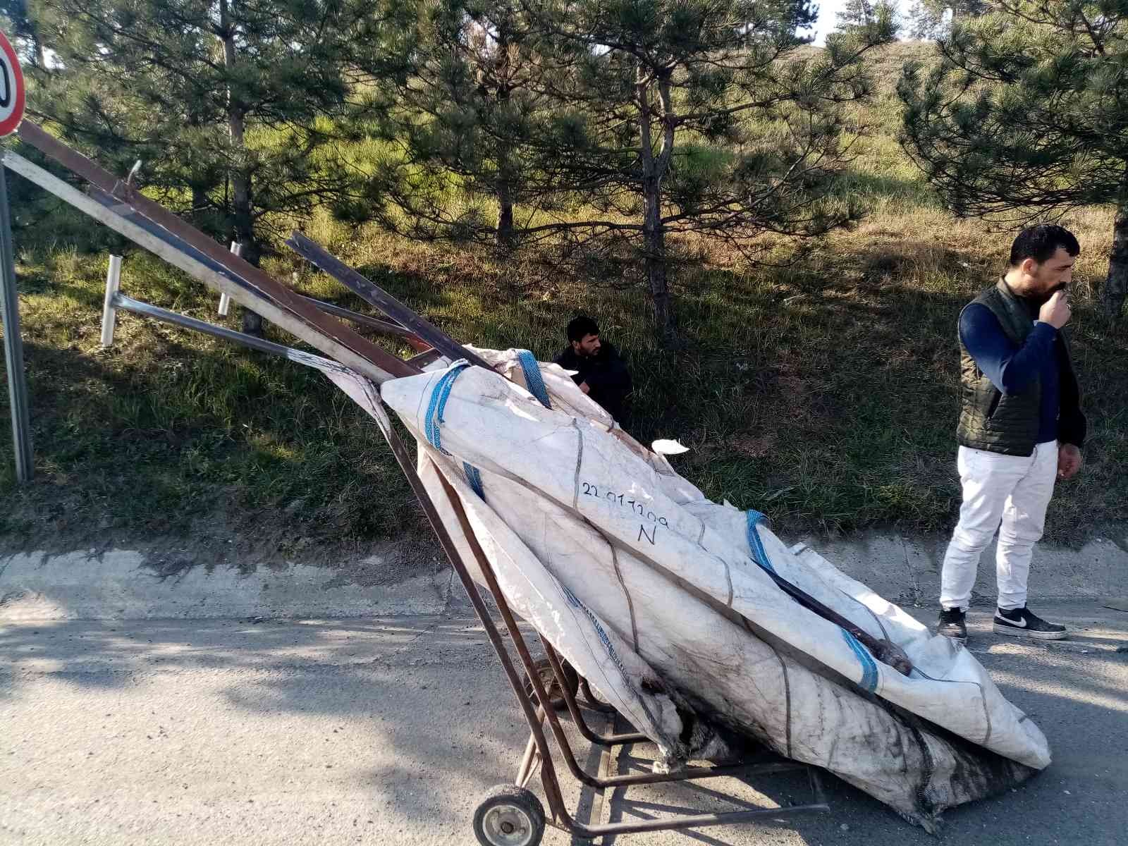 Tekirdağ Çorlu’da üniversite bahçesinden demirleri çalan hırsızlar polis tarafından suçüstü yakalandı. Olayla ilgili 2 şüpheli tutuklandı. Çorlu ...