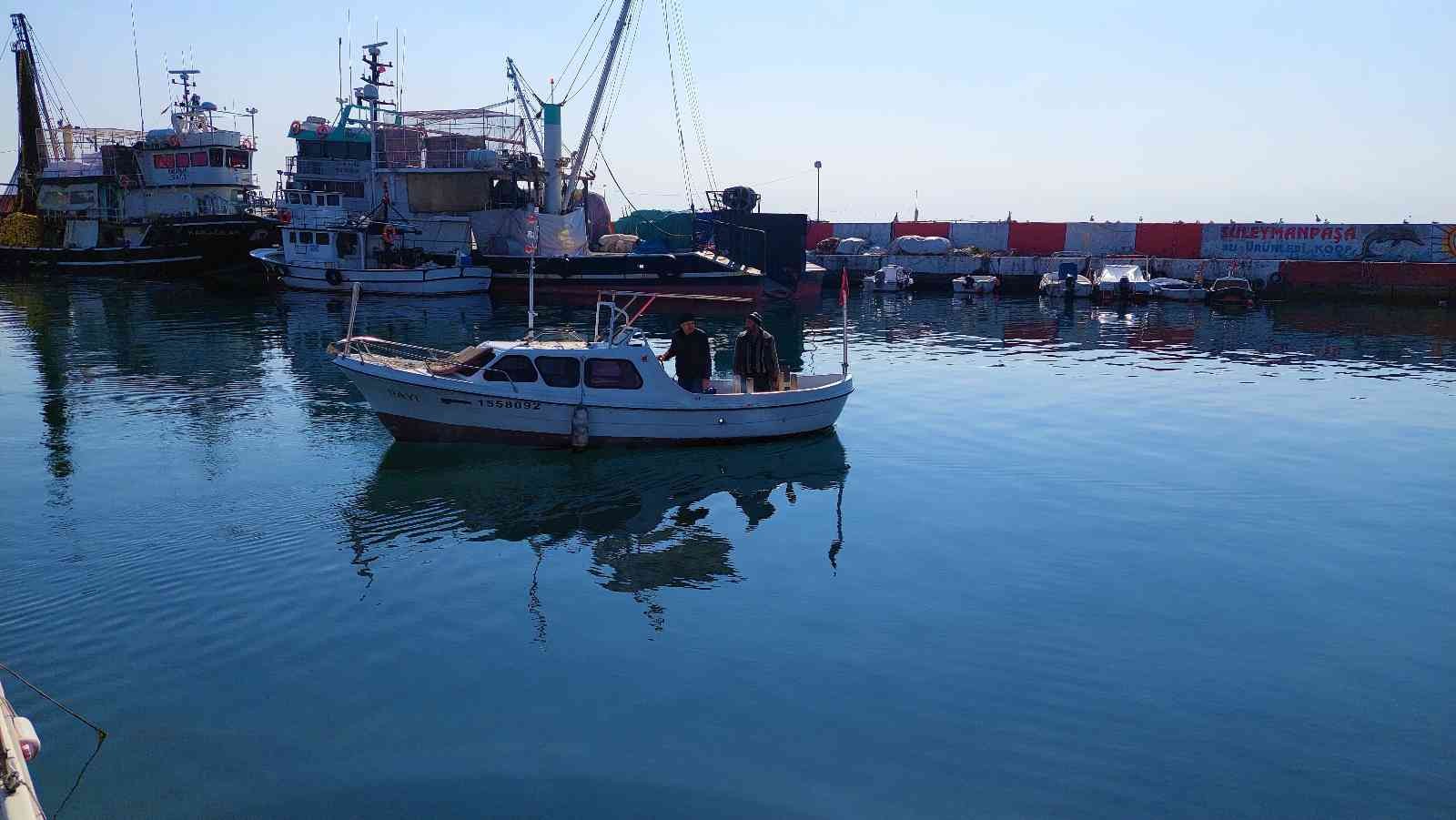 Marmara Denizi’nde günlerdir süren poyrazın etkisini kaybetmesiyle Tekirdağ’ın Süleymanpaşa ilçesindeki balıkçılar, denize açılmaya başlarken ...