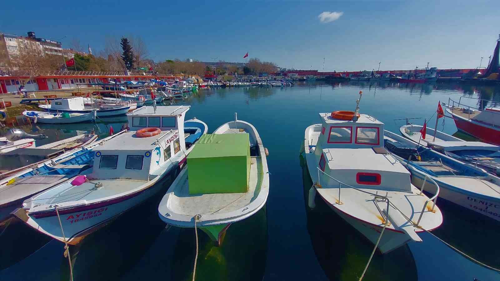 Marmara Denizi’nde günlerdir süren poyrazın etkisini kaybetmesiyle Tekirdağ’ın Süleymanpaşa ilçesindeki balıkçılar, denize açılmaya başlarken ...