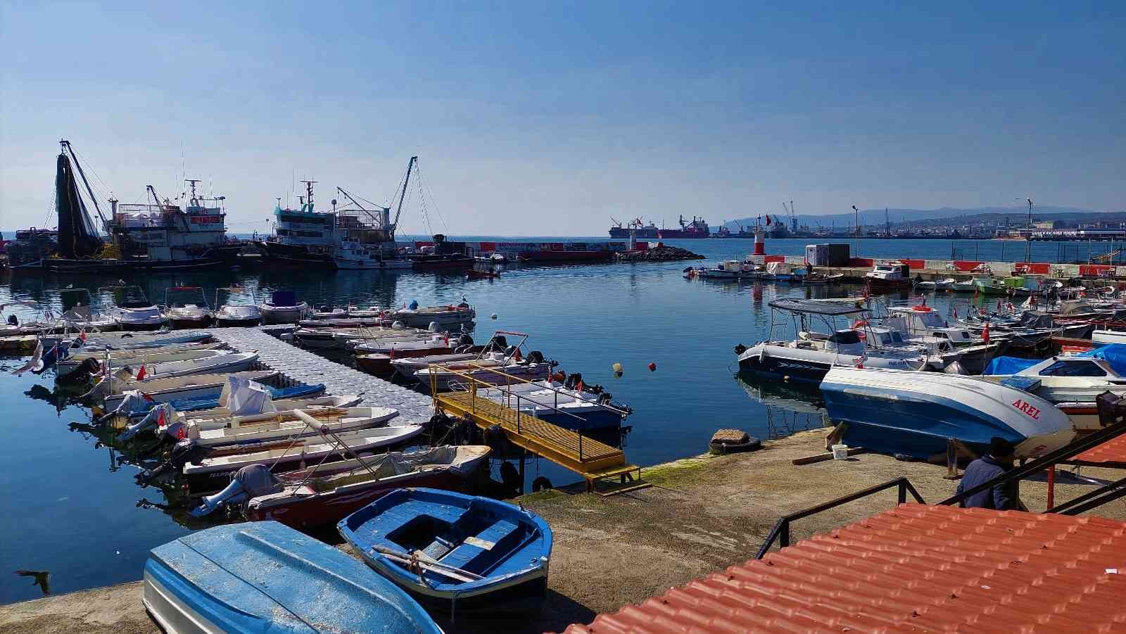 Marmara Denizi’nde günlerdir süren poyrazın etkisini kaybetmesiyle Tekirdağ’ın Süleymanpaşa ilçesindeki balıkçılar, denize açılmaya başlarken ...