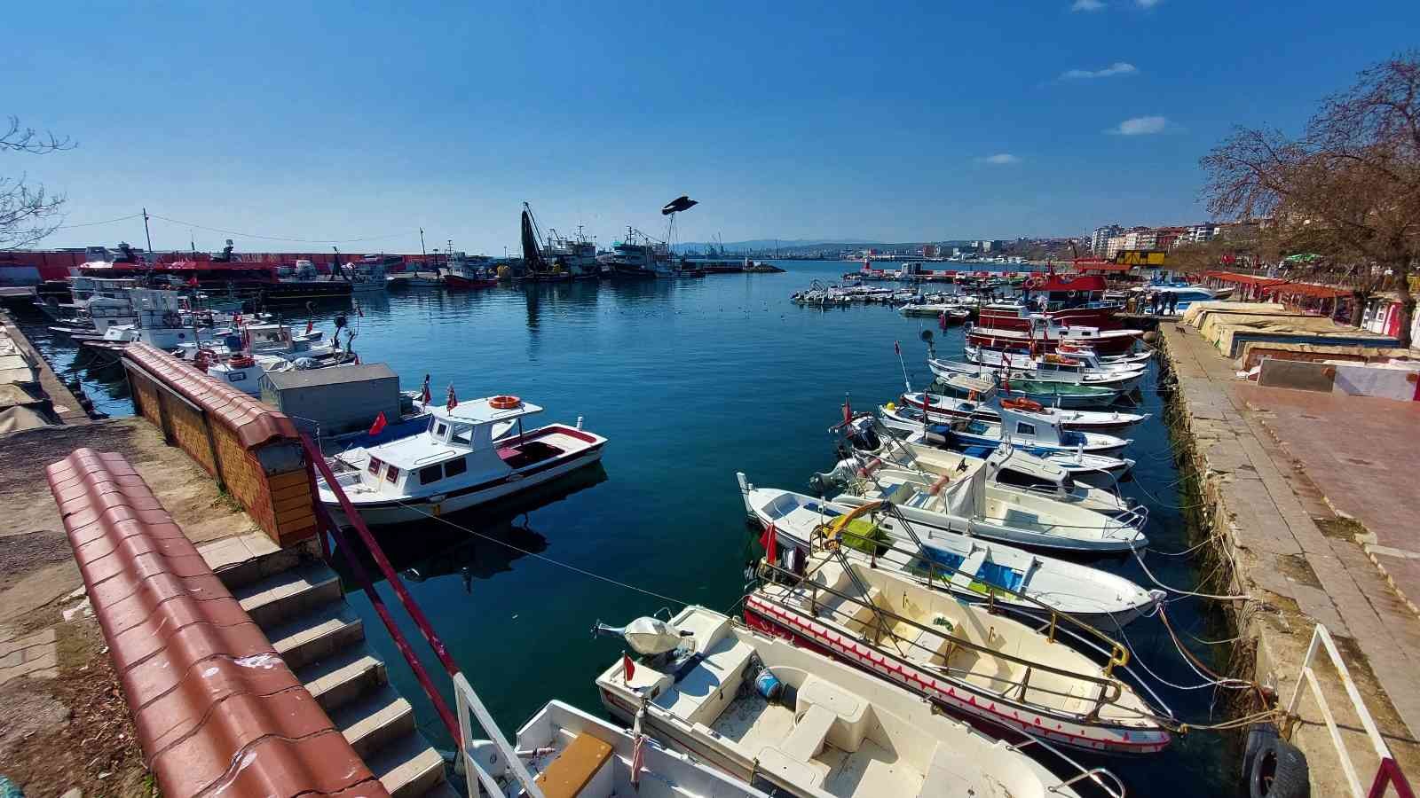 Marmara Denizi’nde günlerdir süren poyrazın etkisini kaybetmesiyle Tekirdağ’ın Süleymanpaşa ilçesindeki balıkçılar, denize açılmaya başlarken ...