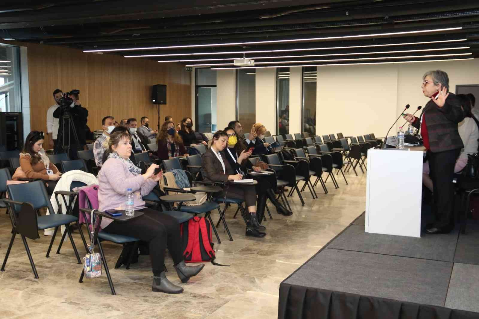 Kartepe Zirvesine katılan Prof. Dr. Sülün Evinç Torlak, kentlerden kırlara doğru akım başladığını, dijitalleşmenin insanları çok mutlu etmediğini ...