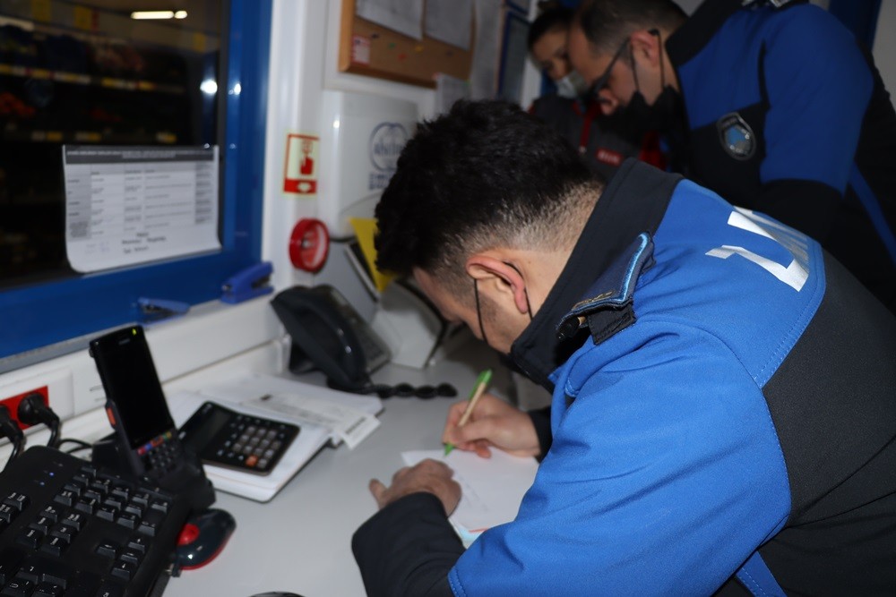 Yalova’da zabıta ekipleri, şehir merkezinde bulunan zincir ve yerel marketlerde ayçiçek yağı denetimi gerçekleştirdi. Denetimlerde 5 litrelik ...