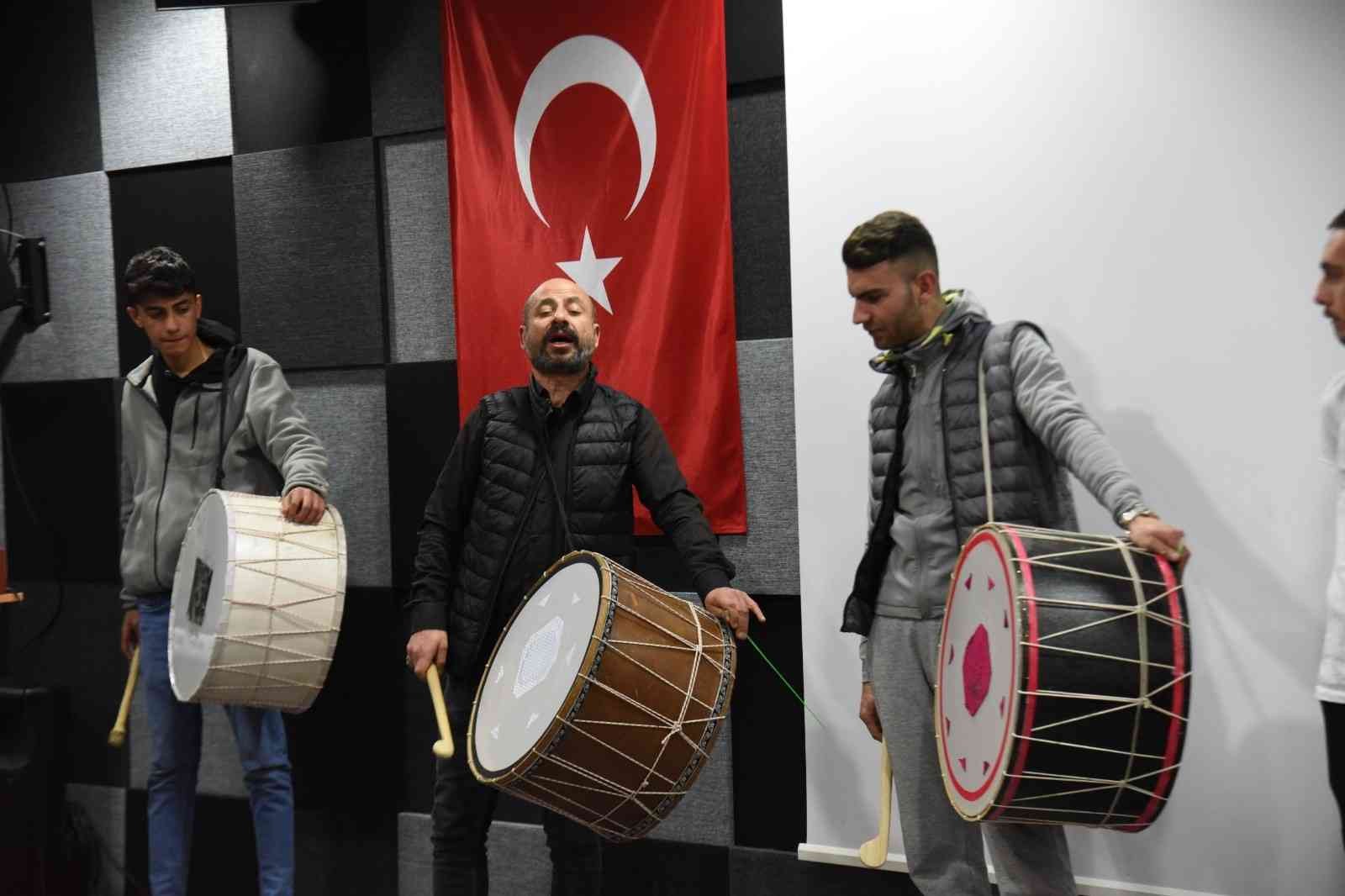 Bilecik’te yaklaşan ramazan ayı öncesi davulcular maniler eşliğinde hünerlerini sergiledi. Bilecik’te her yıl olduğu gibi bu ramazan ayında da ...