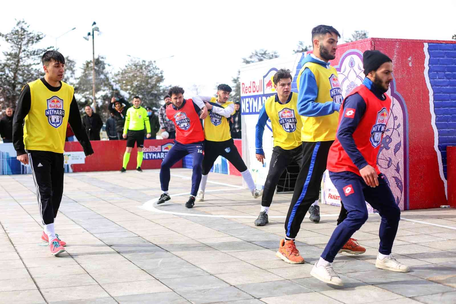 Dünyaca ünlü Brezilyalı futbolcu Neymar Jr.’ın ismiyle düzenlenen Red Bull Neymar Jr.’s Five’ta Erzurum elemesinde ismini finale yazdıran ...