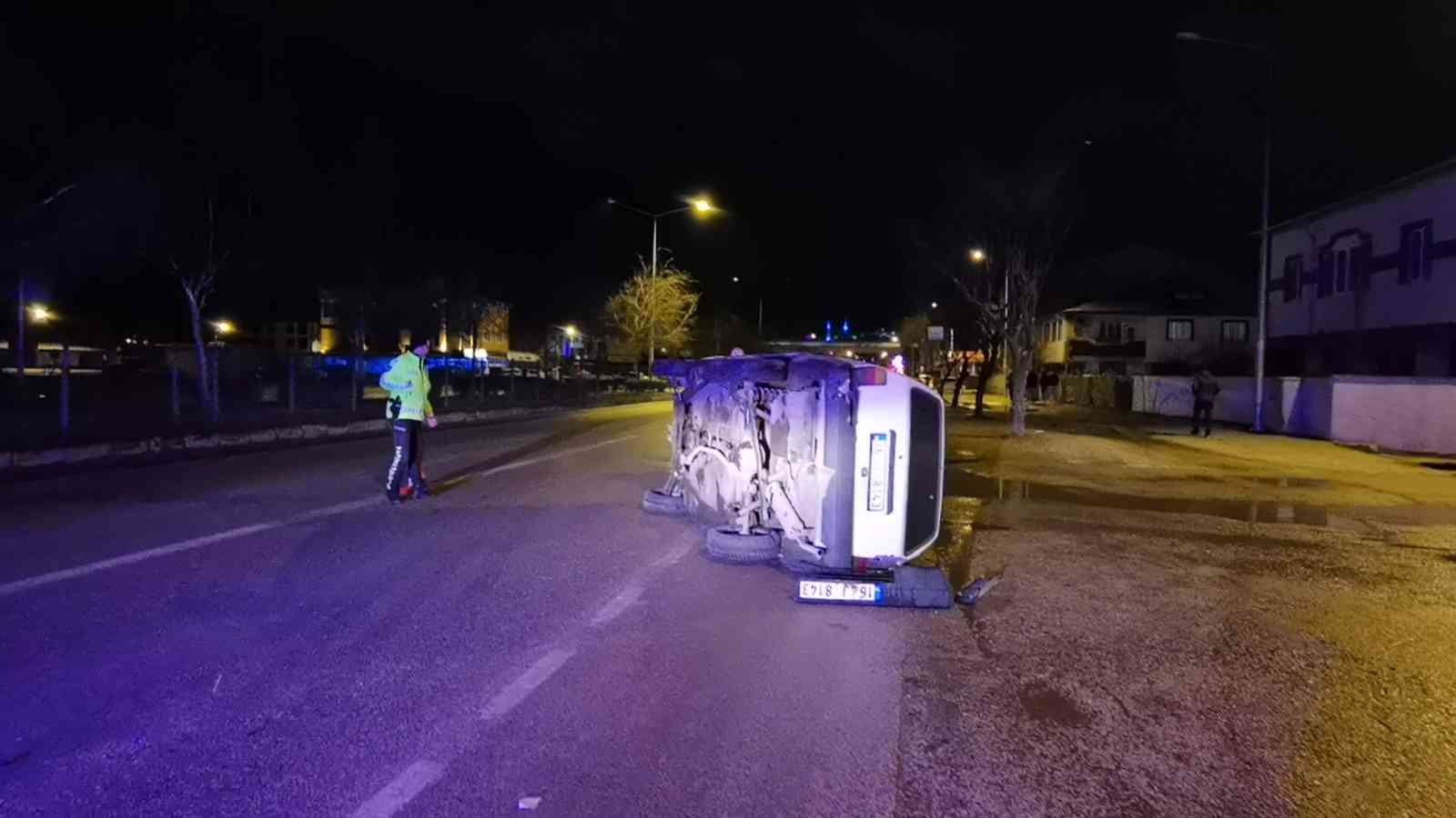 Bursa’nın İnegöl ilçesinde meydana gelen kazada kontrolden çıkan otomobil orta refüje çarpıp 50 metre sürüklenerek yan durdu: 1 kişi yaralandı ...