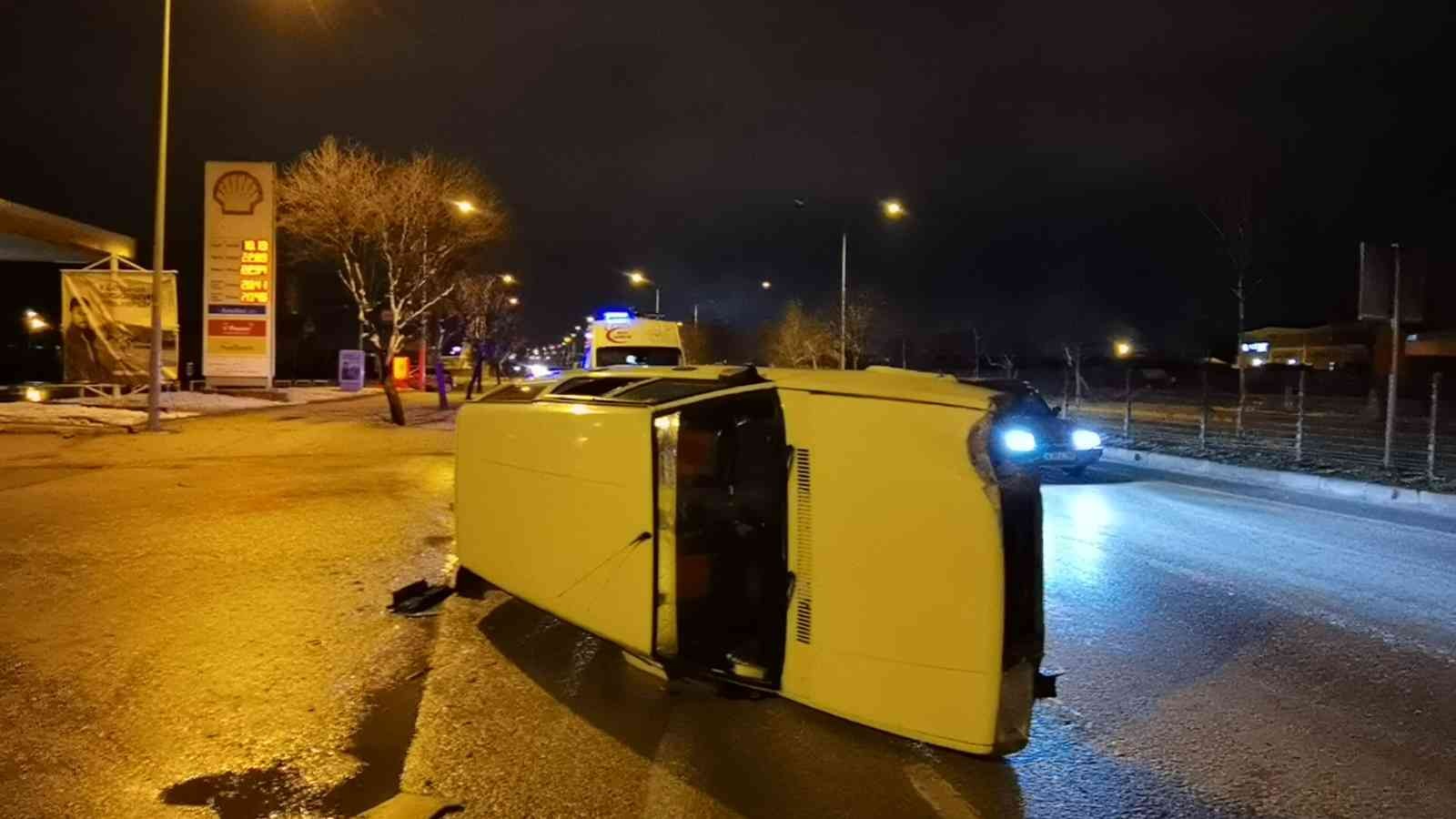 Bursa’nın İnegöl ilçesinde meydana gelen kazada kontrolden çıkan otomobil orta refüje çarpıp 50 metre sürüklenerek yan durdu: 1 kişi yaralandı ...