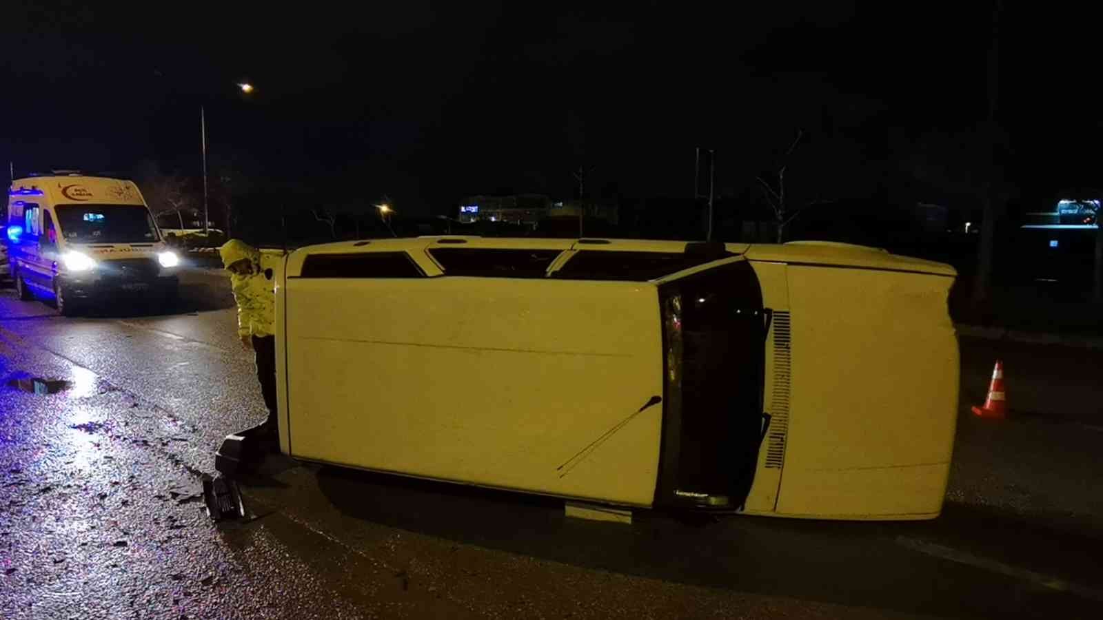 Bursa’nın İnegöl ilçesinde meydana gelen kazada kontrolden çıkan otomobil orta refüje çarpıp 50 metre sürüklenerek yan durdu: 1 kişi yaralandı ...