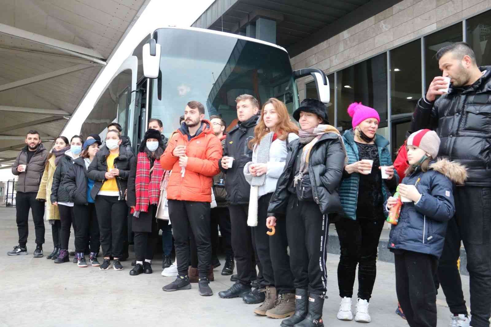 Rus saldırısı sonrası can güvenliğini korumak için Ukraynalı vatandaşlar Türkiye’ye gelmeye devam ediyor. Bazı vatandaşlar ise Türkiye’de kocası ...