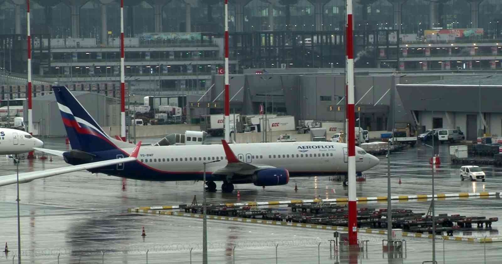 Yunan hava sahasına kabul edilmediği için İstanbul Havalimanı’na iniş yapan Rus yolcu uçağının bekleyişi sürüyor. Aeroflot Havayolları’na ait ...